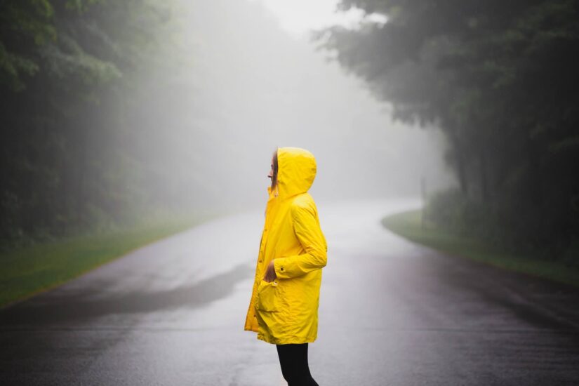 Comparaison entre un coupe-vent et un imperméable